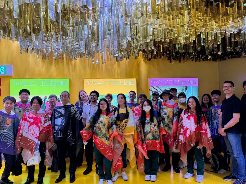 Alunos brasileiros visitam o Pavilhão Brasil