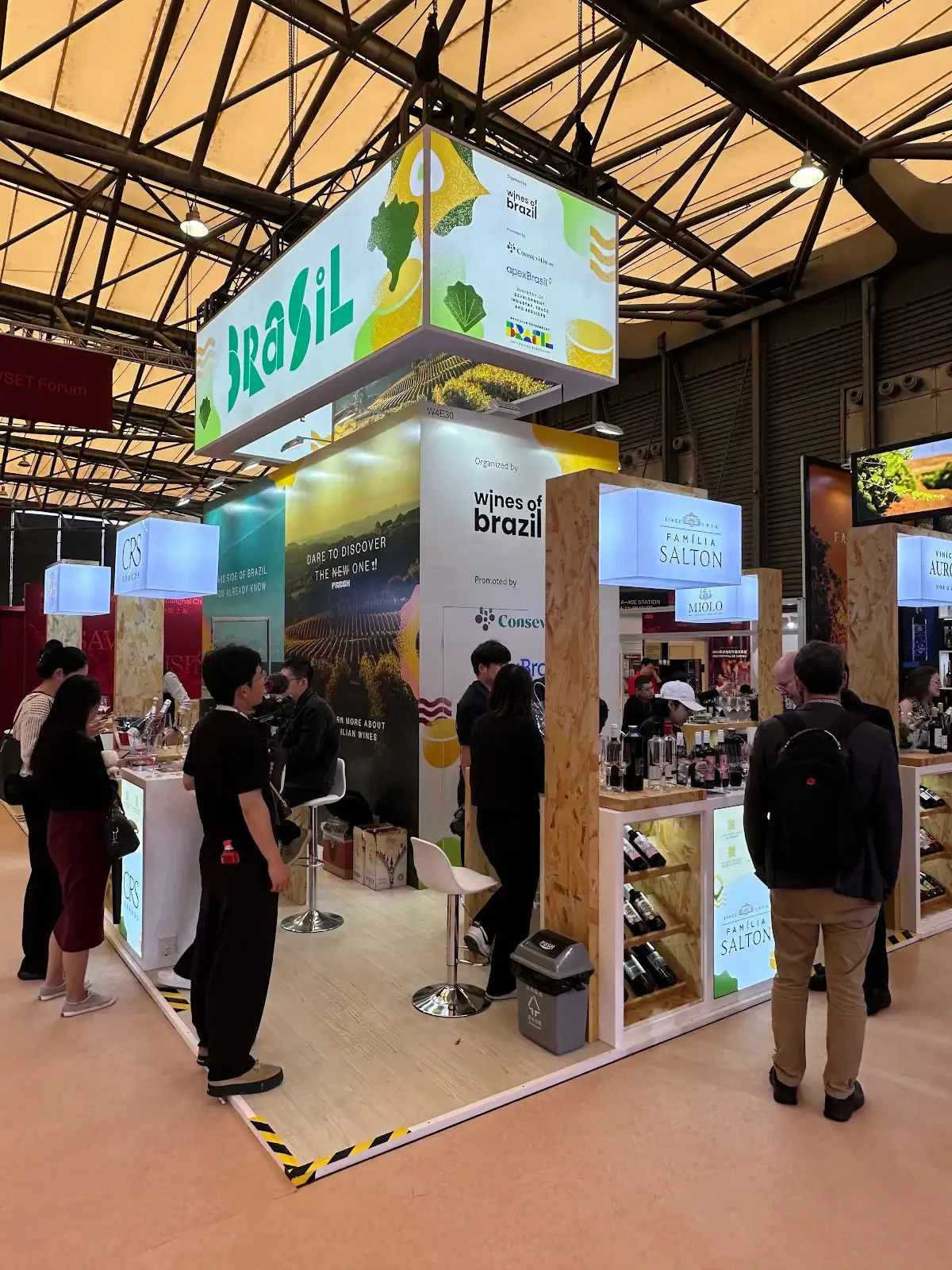 Vinhos brasileiros ganham destaque internacional em feira em Shangai, na China