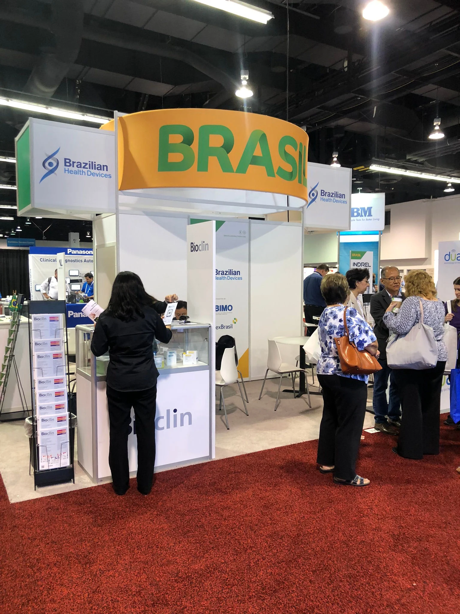 Fabricantes brasileiras de itens para laboratório levam tecnologia e competência à AACC