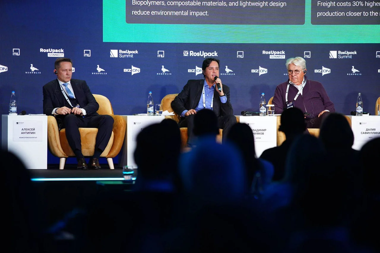 Carlos Moreira realiza palestra no RosUpack Summit, na Rússia, sobre Mercados Globais de Embalagens