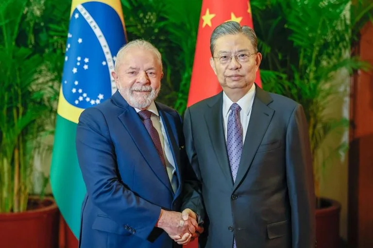 Em visita do Presidente Lula à China, são assinados mais de 40 acordos pelo setor privado e por entes públicos brasileiros