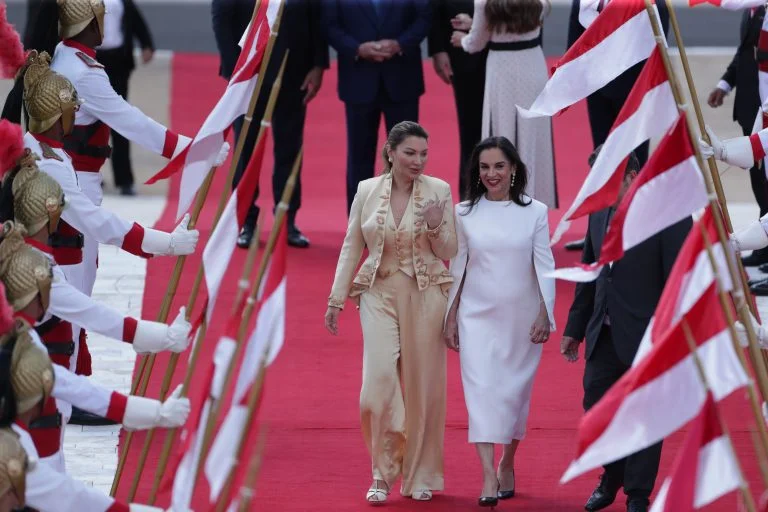 Bordadeiras do traje da primeira-dama usado na posse do presidente Lula buscam o mercado internacional e se preparam com o apoio da ApexBrasil