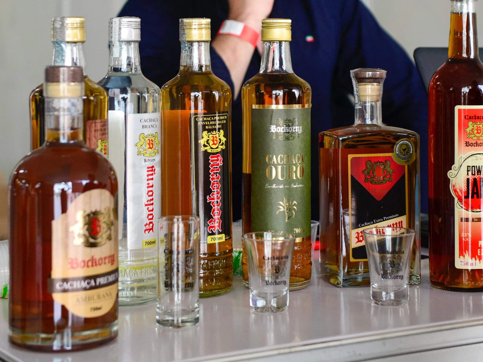 Marcas de cachaça brasileiras exibem premiações mundiais que ampliam visibilidade da bebida no II Seminário e Feira de Cachaças do Brasil, na Paraíba