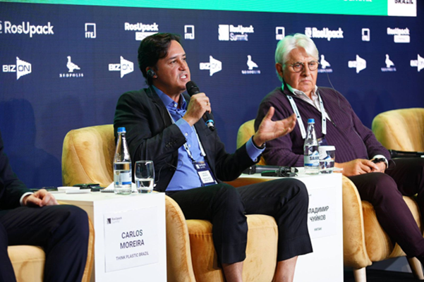 Carlos Moreira realiza palestra no RosUpack Summit, na Rússia, sobre Mercados Globais de Embalagens