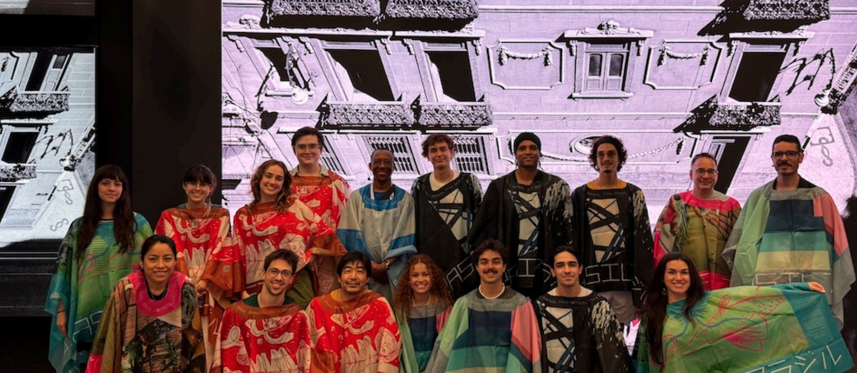Universitários de Arquitetura visitam o Pavilhão Brasil 