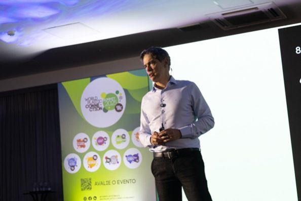 Ricardo Amorim em sua palestra sobre inteligência artificial no setor de plásticos Foto: foto_grafista