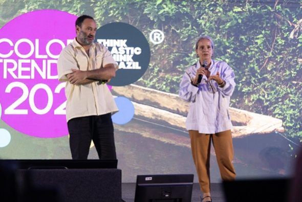 Marcelo Rosenbaum e Fabiana Zanin explicando a pesquisa para o Color Trend 2026® Foto: foto_grafista
