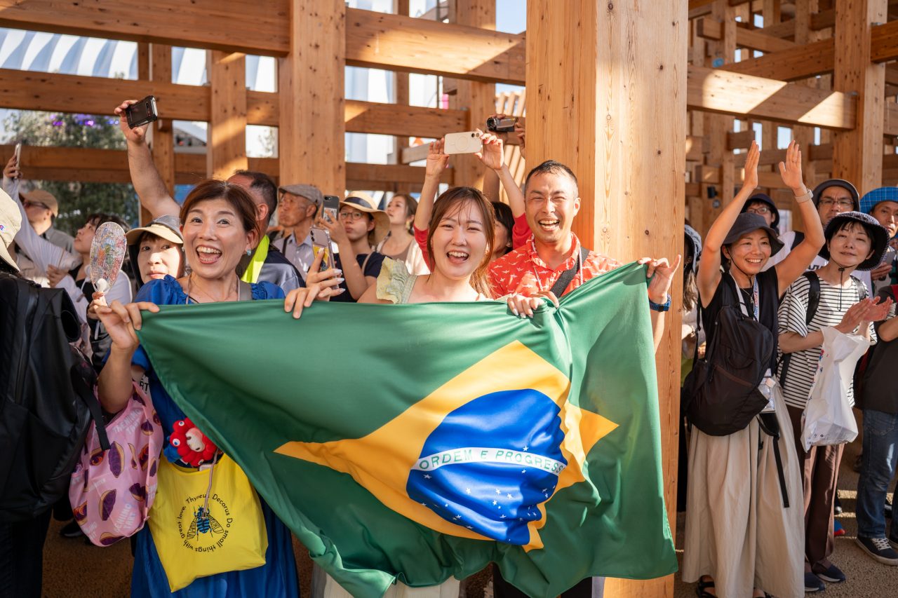 Público se diverte no desfile brasileiro em Osaka
