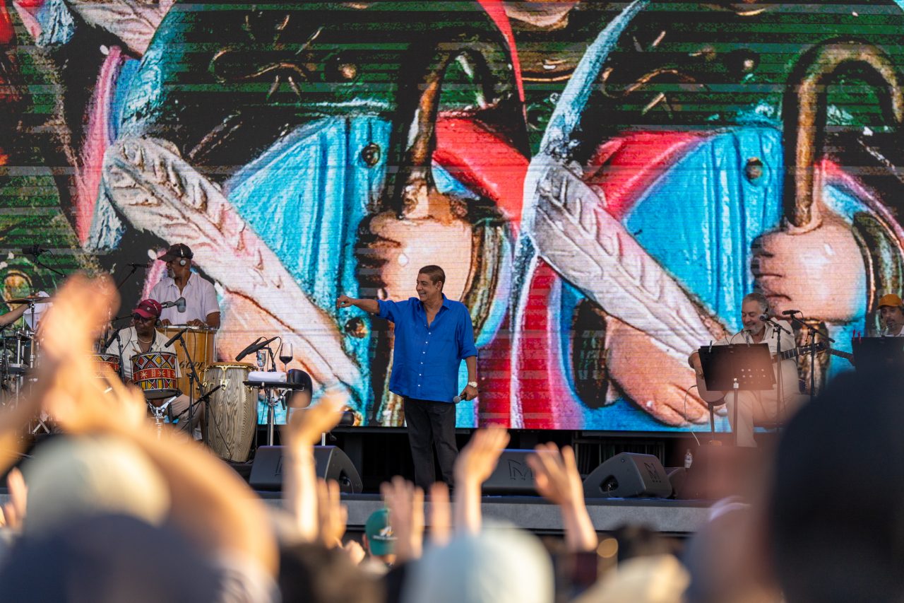 Zeca Pagodinho agita o público em Osaka