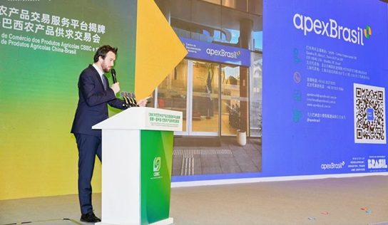 Victor Queiroz, gerente em Pequim, discursa para empresários chineses