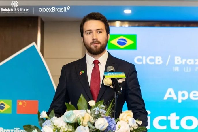 Victor Queiroz apresenta potencialidade do couro brasileiro na China