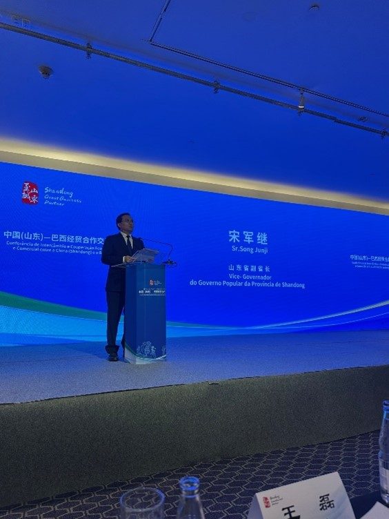 Song Junji, vice-governador da província de Shandong, discursa no evento.
