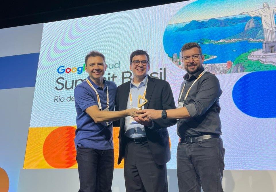 Fábio Ribeiro, Floriano Pesaro e Daniel Parente recebem premiação no Google Summit no Rio de Janeiro. 