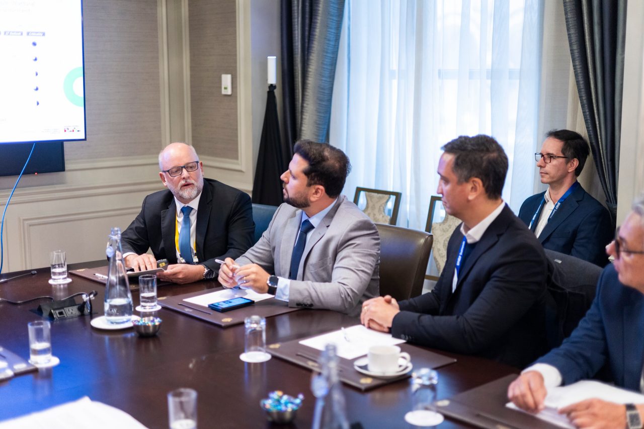 Carlos Padilla apresenta soluções da ApexBrasil para atração de investimentos estrangeiros durante o BNEF Summit 2026.