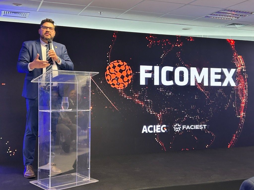 Igor Celeste, gerente Regional da ApexBrasil, discursa no evento