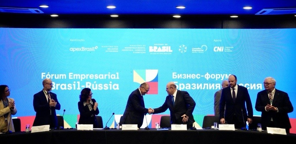 Geraldo Alckmin e Mikhail Mishustin apertam mãos durante o Fórum Empresarial Brasil-Rússia em Brasília. 