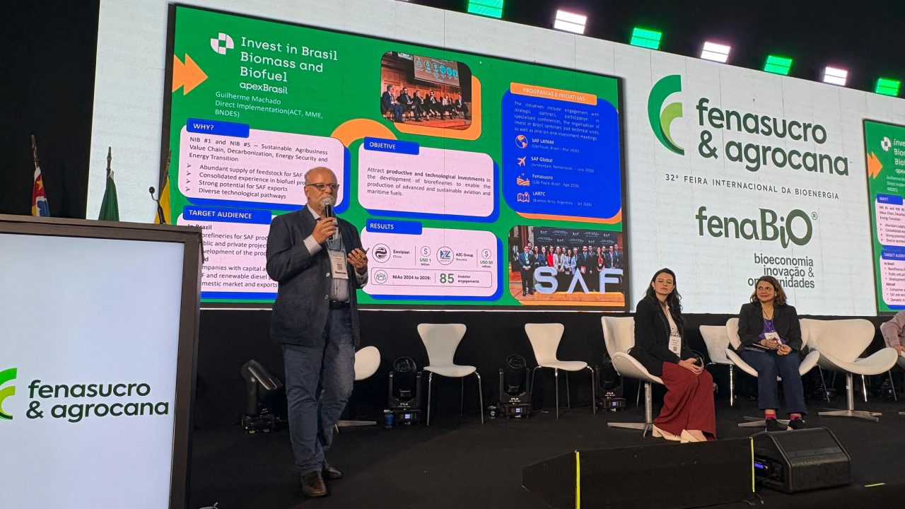 Carlos Padilla, coordenador de Investimentos da ApexBrasil, apresenta o programa  "Invest in Brasil Biomassa e Biocombustíveis". 