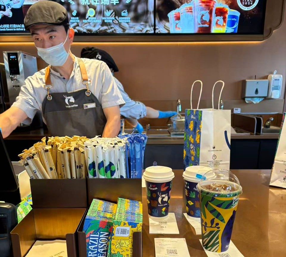 Cafés com a marca "Brazil Season" sendo vendidos em cafeteria da Luckin Coffee na China. 