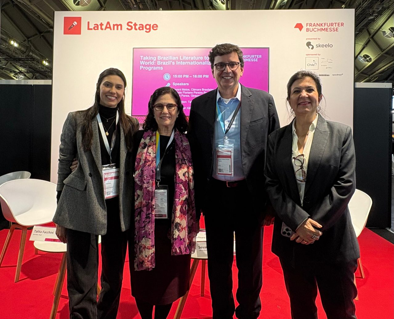 Da esquerda para a direita: A moderadora Talita Facchini, a editora Miram Gabbai, o diretor da ApexBrasil Floriano Pesaro e a presidente da CBL Sevani Matos.