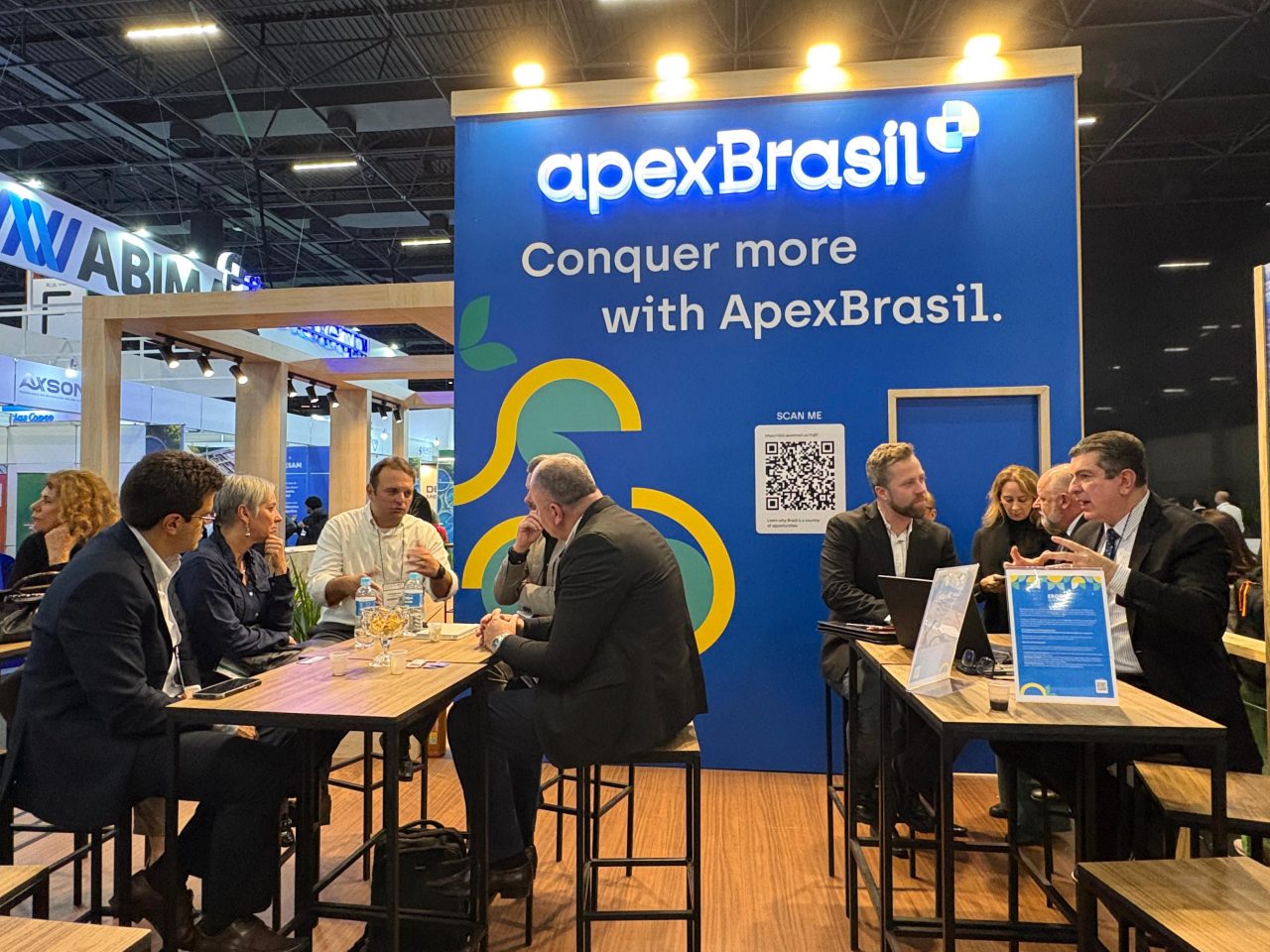 Rodadas de negócio no estande da ApexBrasil na IFAT 2025.