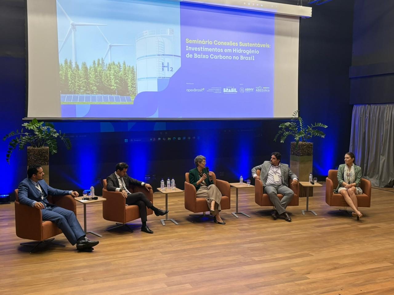 Diretora de Negócios da ApexBrasil, Ana Repezza, fala na abertura do seminário "Conexões Sustentáveis: Investimentos em baixo carbono no Brasil". 