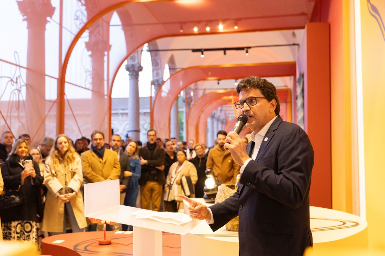 Floriano Pesaro na abertura oficial da mostra "Chuva do Caju"