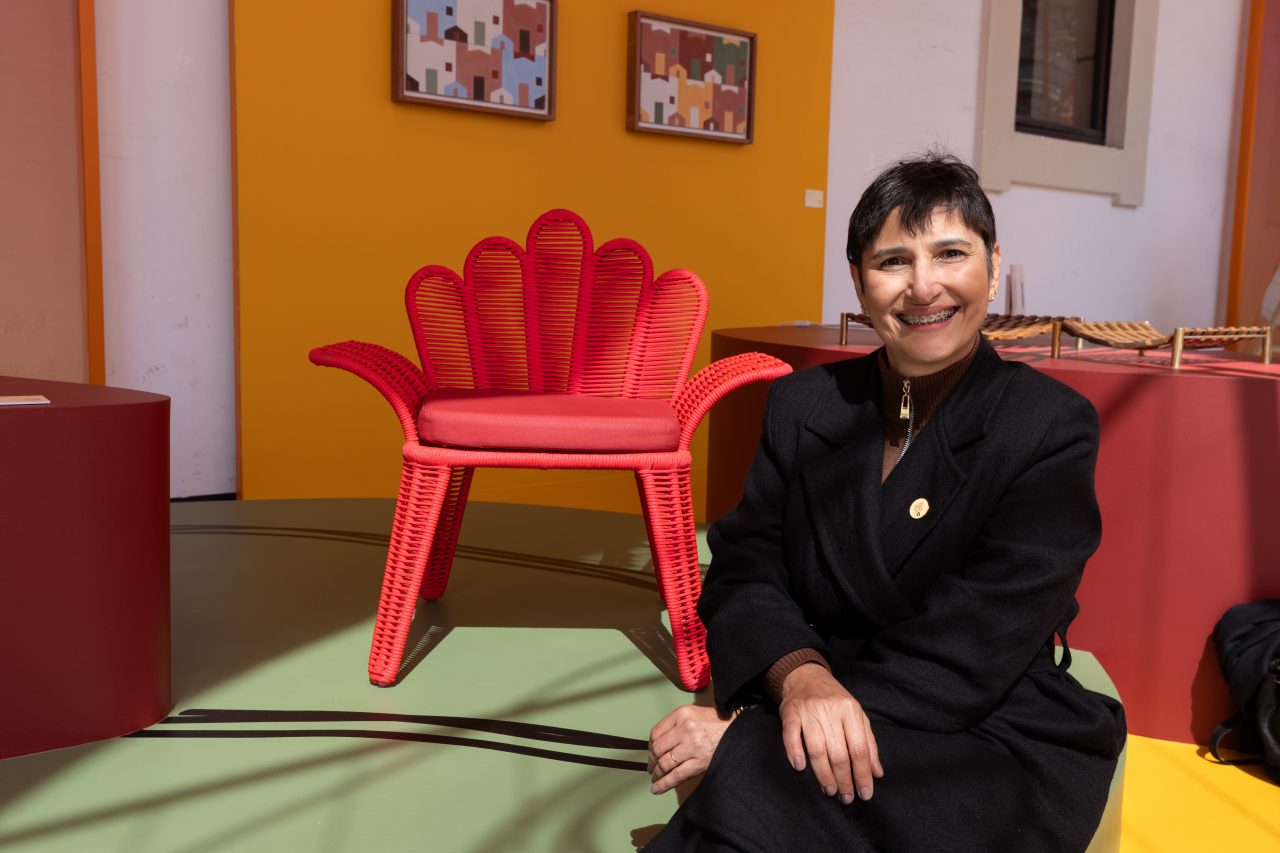Beth Hargreaves ao lado da cadeira Pau-Brasil
