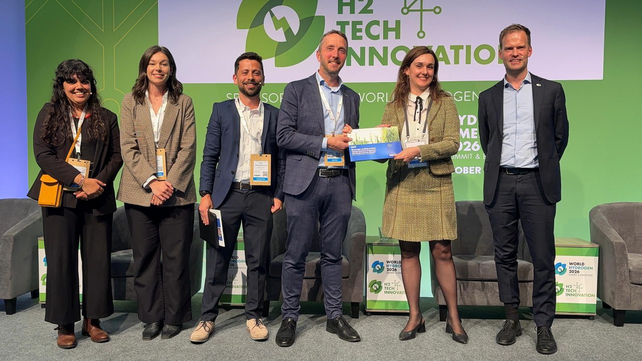Entrega de documento de cooperação entre o Brasil e os Países Baixos no World Hydrogen Summit. 