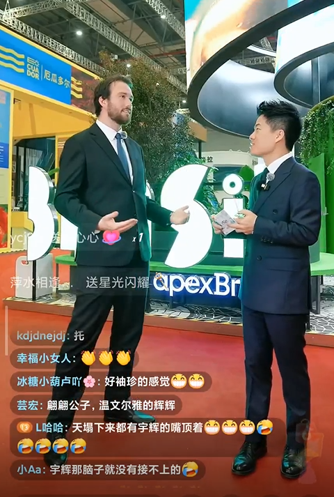 Influenciador chinês visita pavilhão do Brasil na CIIE e transmite ao vivo para mais de quatro milhões de pessoas