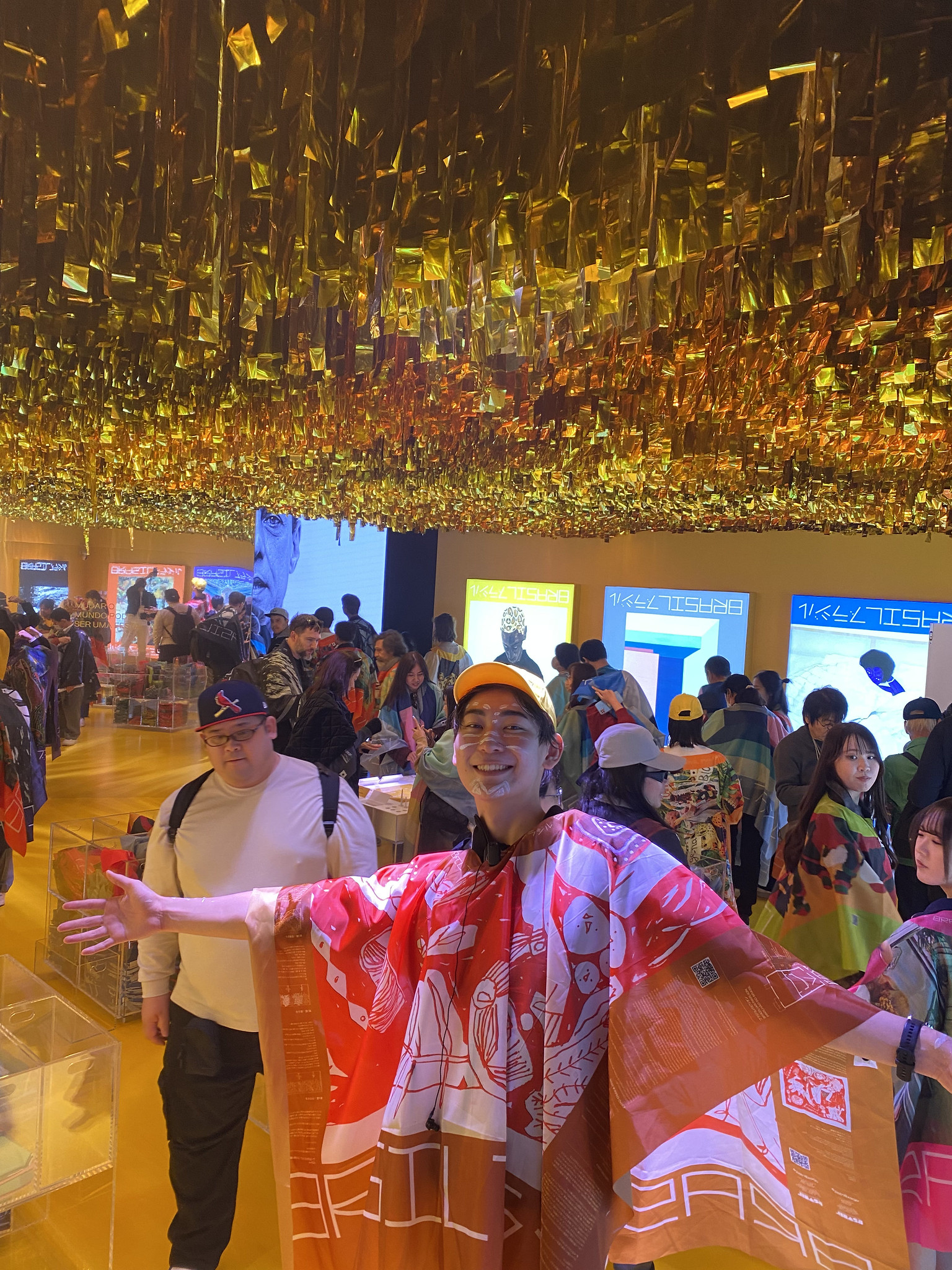 Vestimenta Parangoromos faz sucesso no Pavilhão Brasil