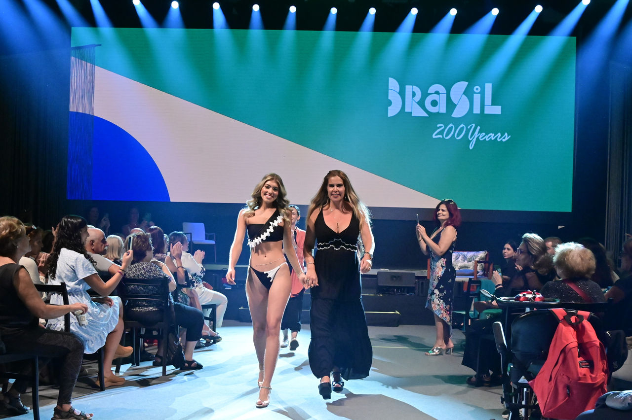 Desfile de moda praia na Casa Brasil atrai grande público em Tel Aviv