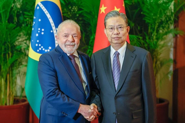 Em visita do Presidente Lula à China, são assinados mais de 40 acordos pelo setor privado e por entes públicos brasileiros