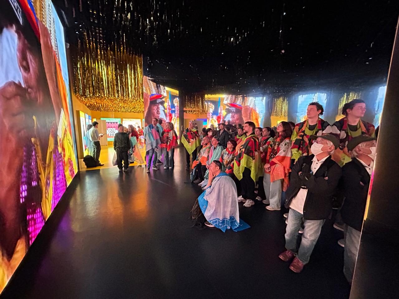 Visitantes assistindo vídeo dentro do Pavilhão Brasil na Expo Osaka 2025